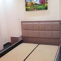 تخت خواب دونفره با کفی و تشک و آیینه و کنار تختی