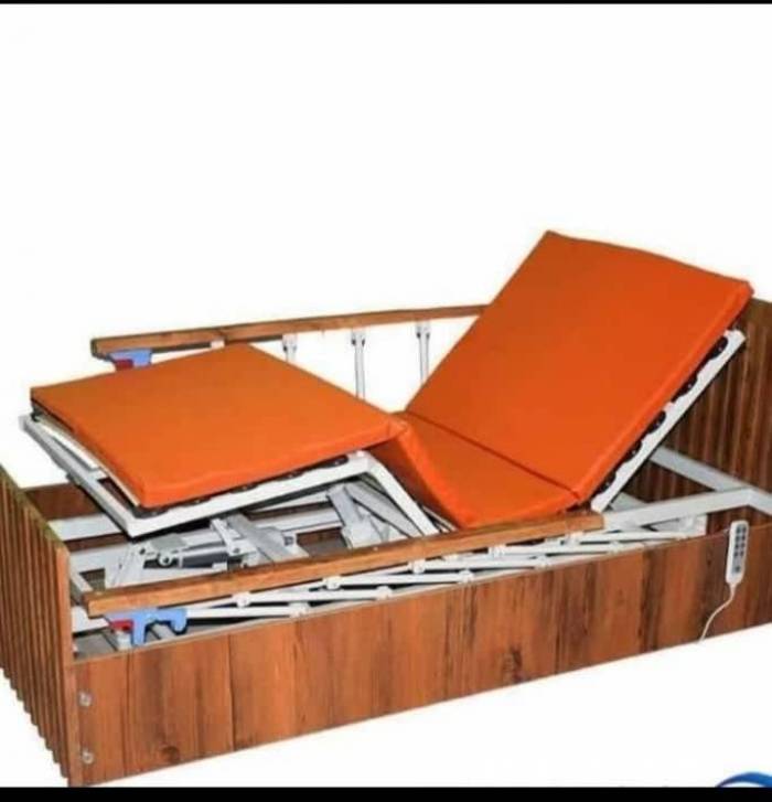 تخت بیمارستانی دور چوبی کف طبی