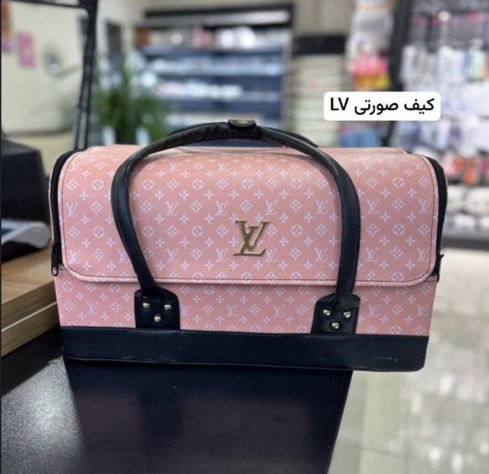 لوازم کامل میکاپ همراه با کیفش
