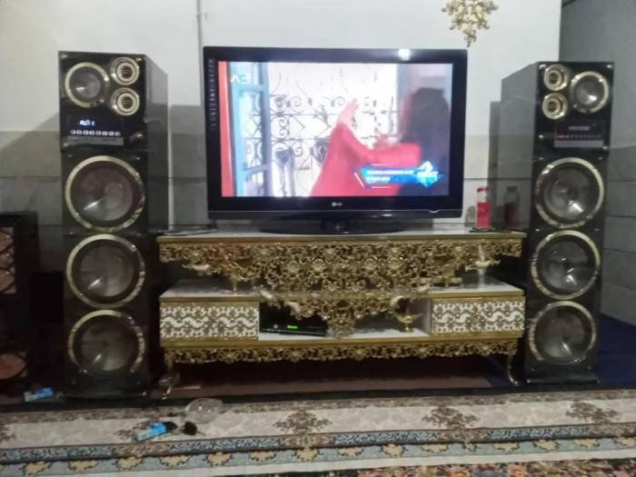 باند در حد نو و میزتلویزیون و تلویزیون
